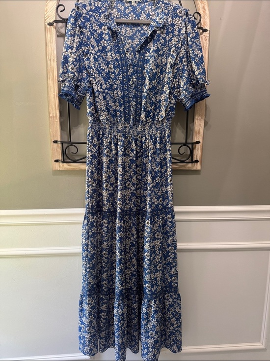 Max Studio Dresses & Skirts - Max Studio Blue and White Floral Maxi Dress 1X feminine lightweight peasant